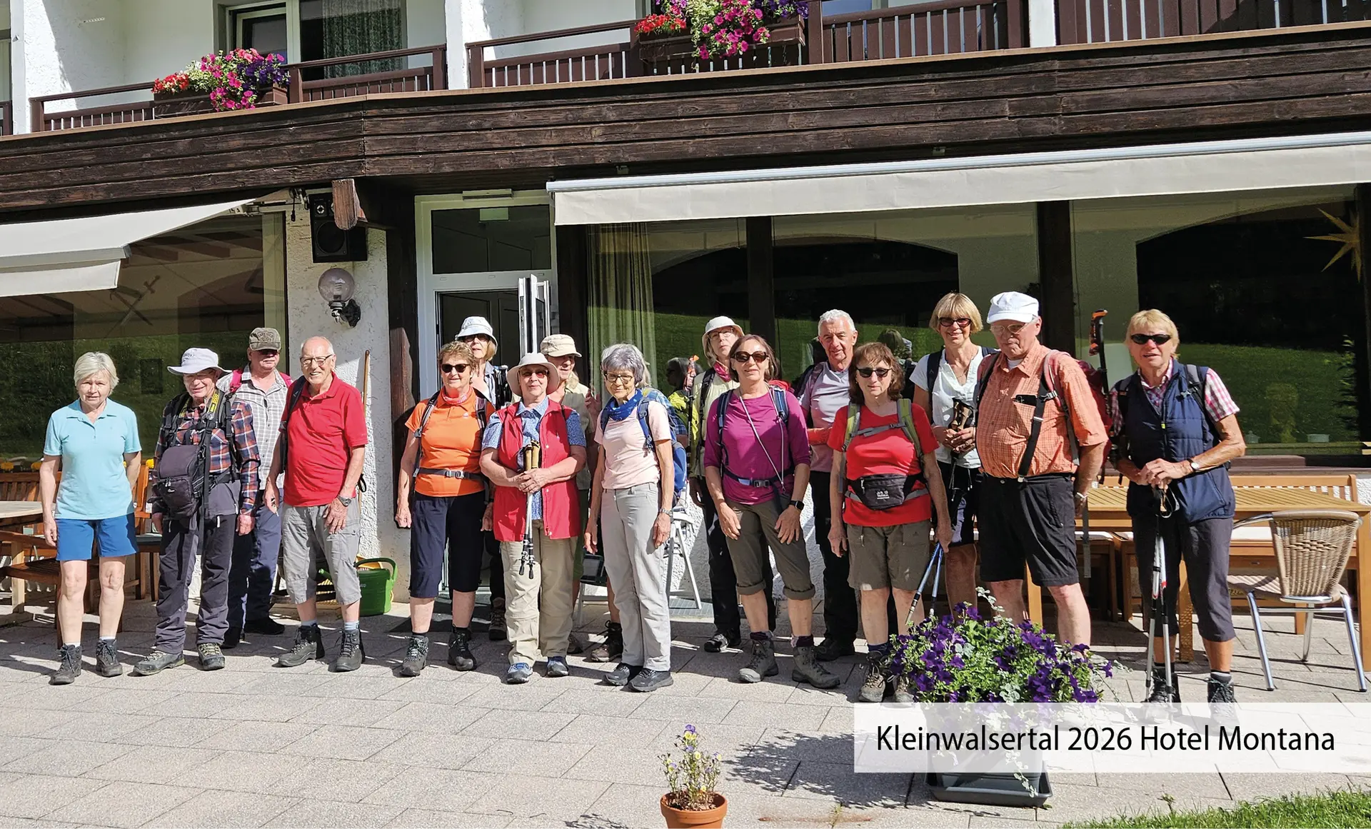 Wandergruppe vor dem Hotel Montana im Kleinwalsertal | © DAV Heilbronn