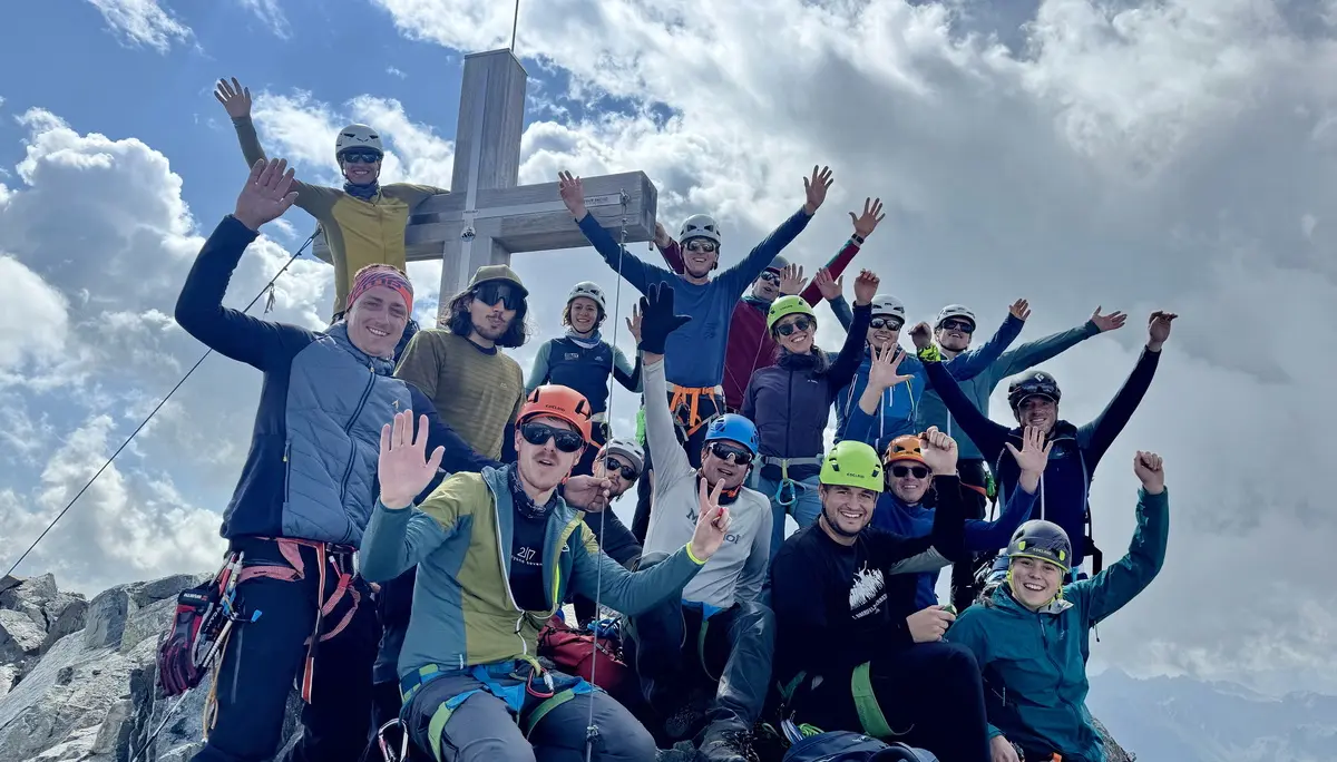 Wandergruppe der BZG Künzelsau am Gipfelkreuz | © DAV Heilbronn / BZG Künzelsau
