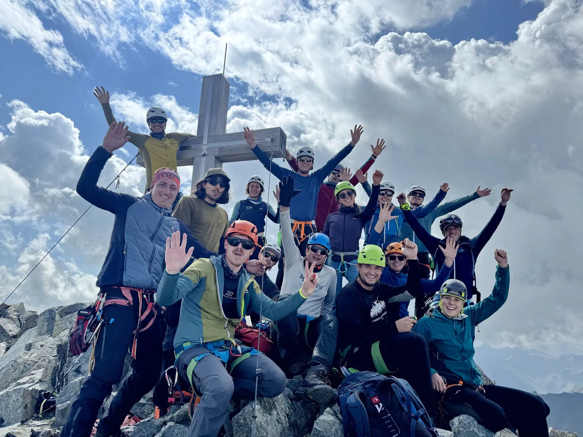 Wandergruppe der BZG Künzelsau am Gipfelkreuz | © DAV Heilbronn / BZG Künzelsau