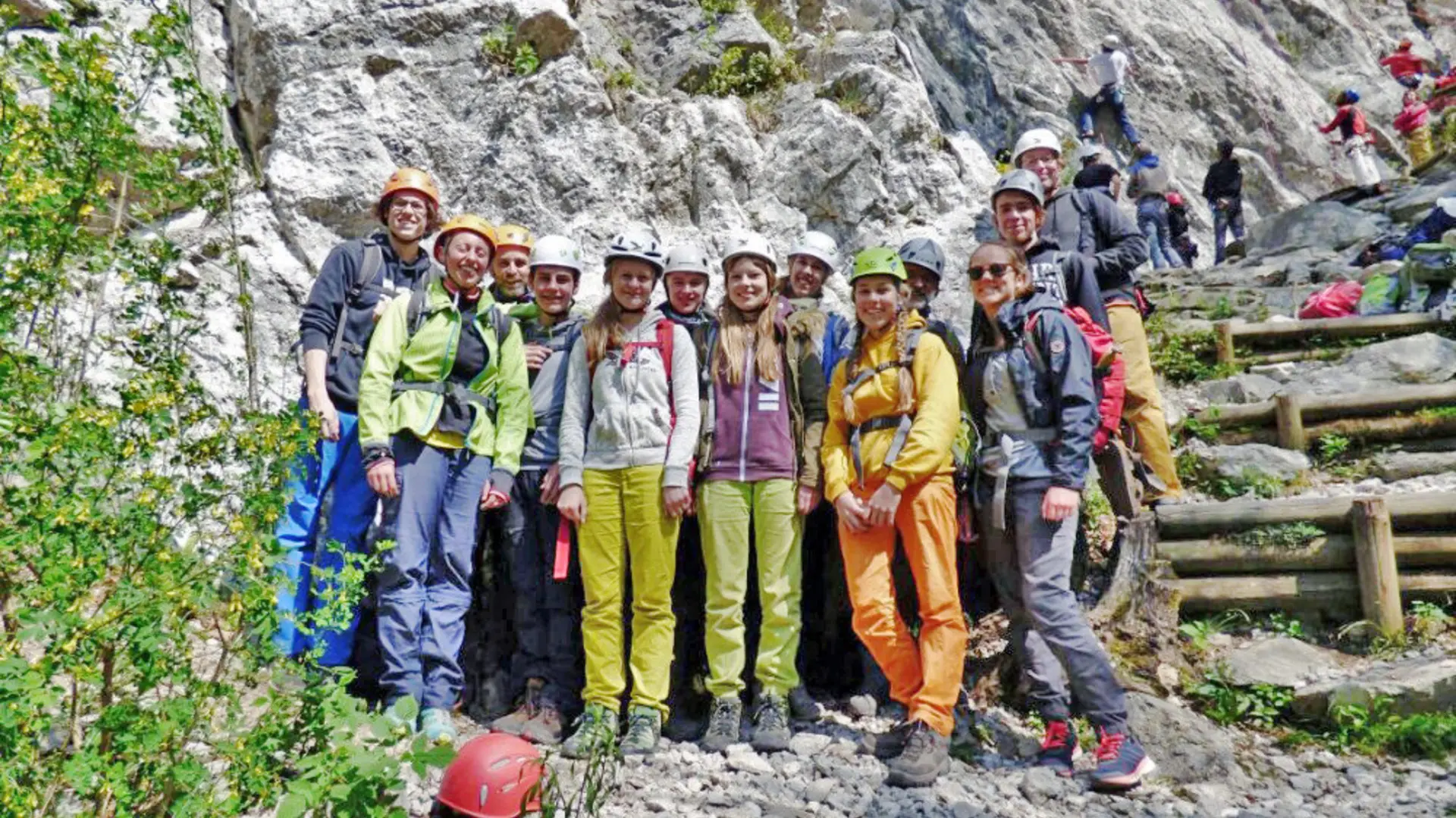 Gruppenfoto einer Jugendgruppe vor einem Felsen | © DAV Heilbronn