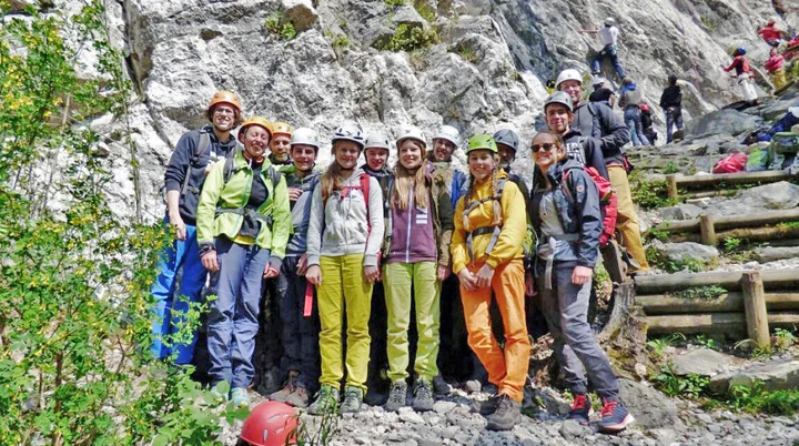 Gruppenfoto einer Jugendgruppe vor einem Felsen | © DAV Heilbronn