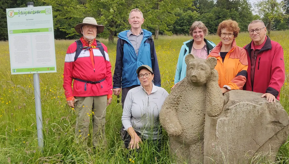 Wandergruppe an einem Bären aus Stein | © DAV Heilbronn
