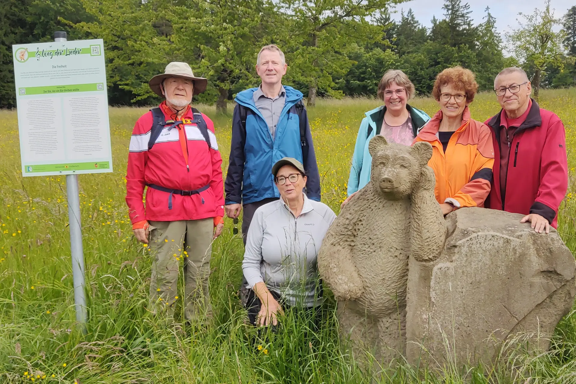 Wandergruppe an einem Bären aus Stein | © DAV Heilbronn