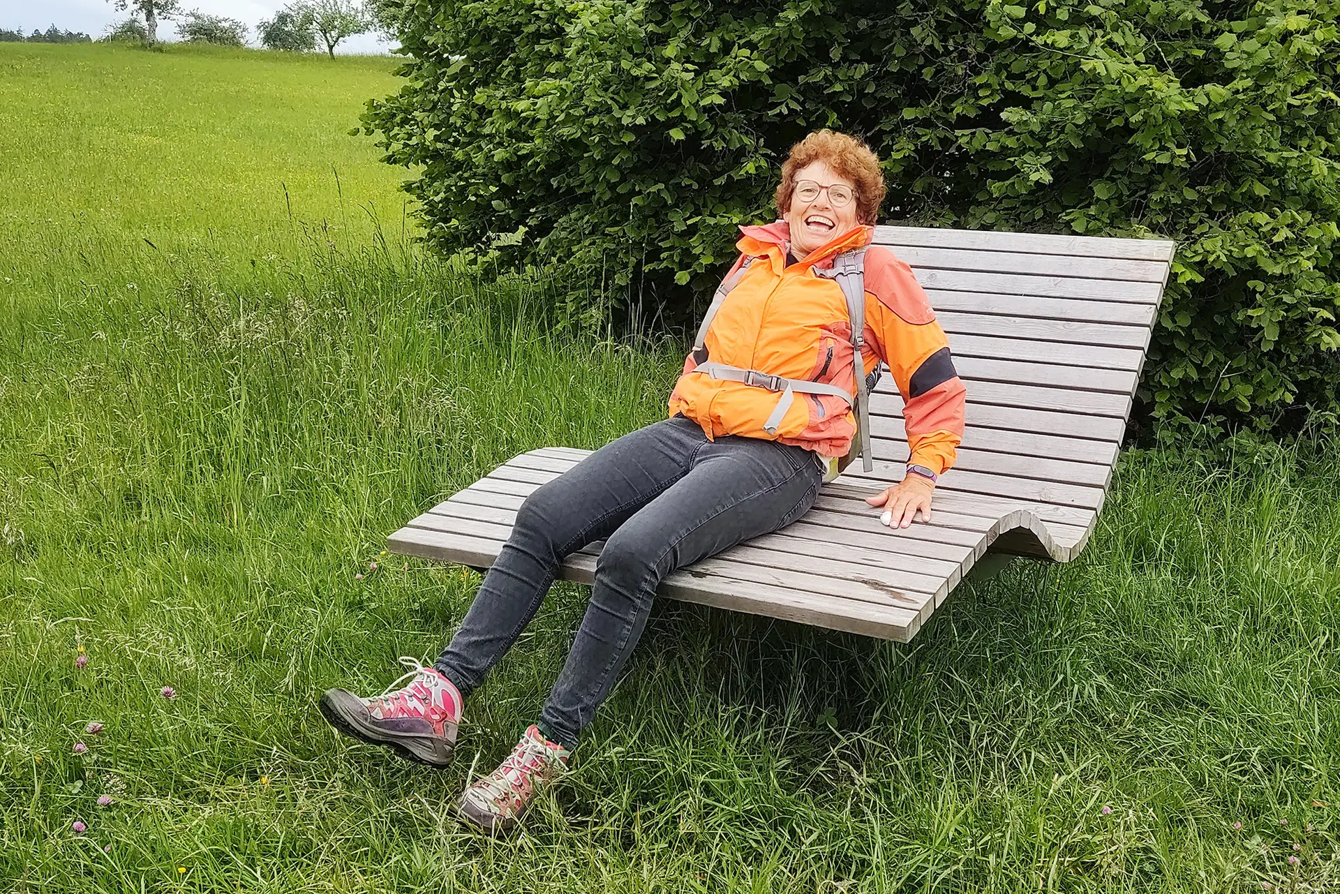 Frau beim Wandern auf einer Holzliege | © DAV Heilbronn