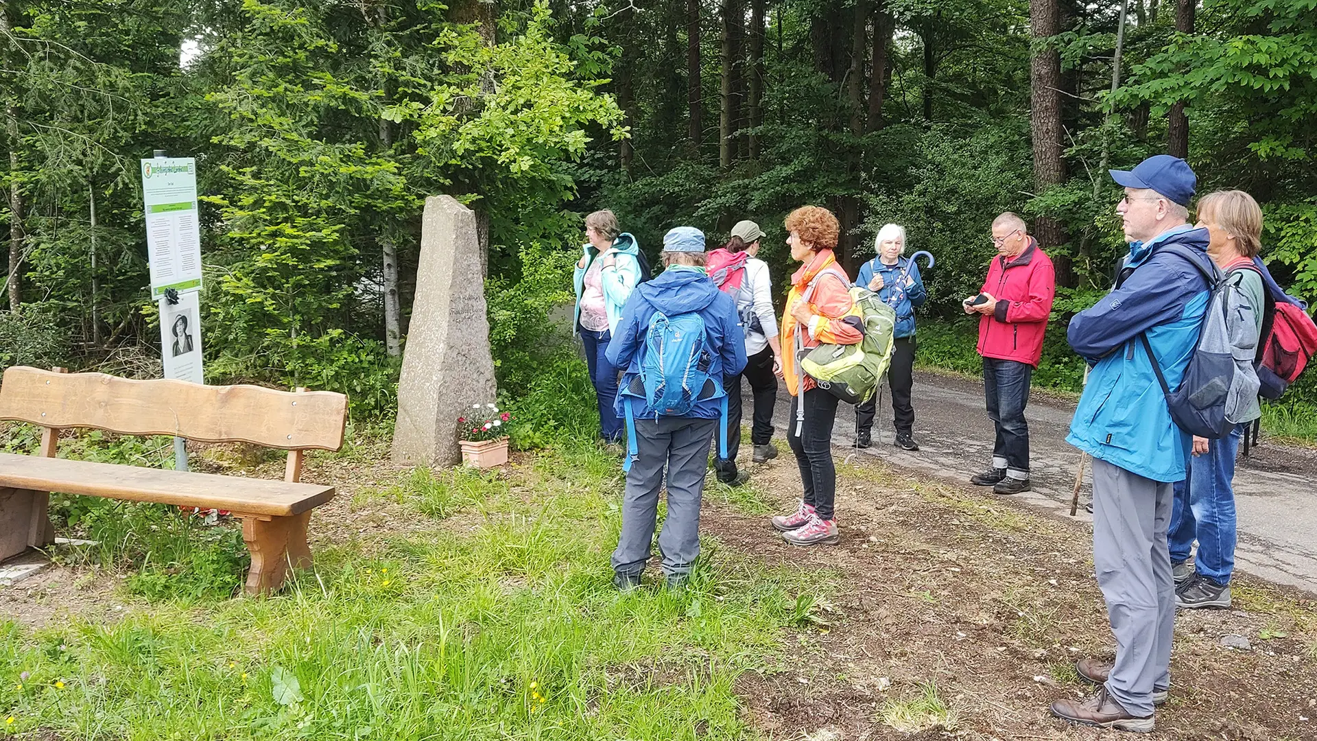 Wandergruppe vor Wandertafel | © DAV Heilbronn