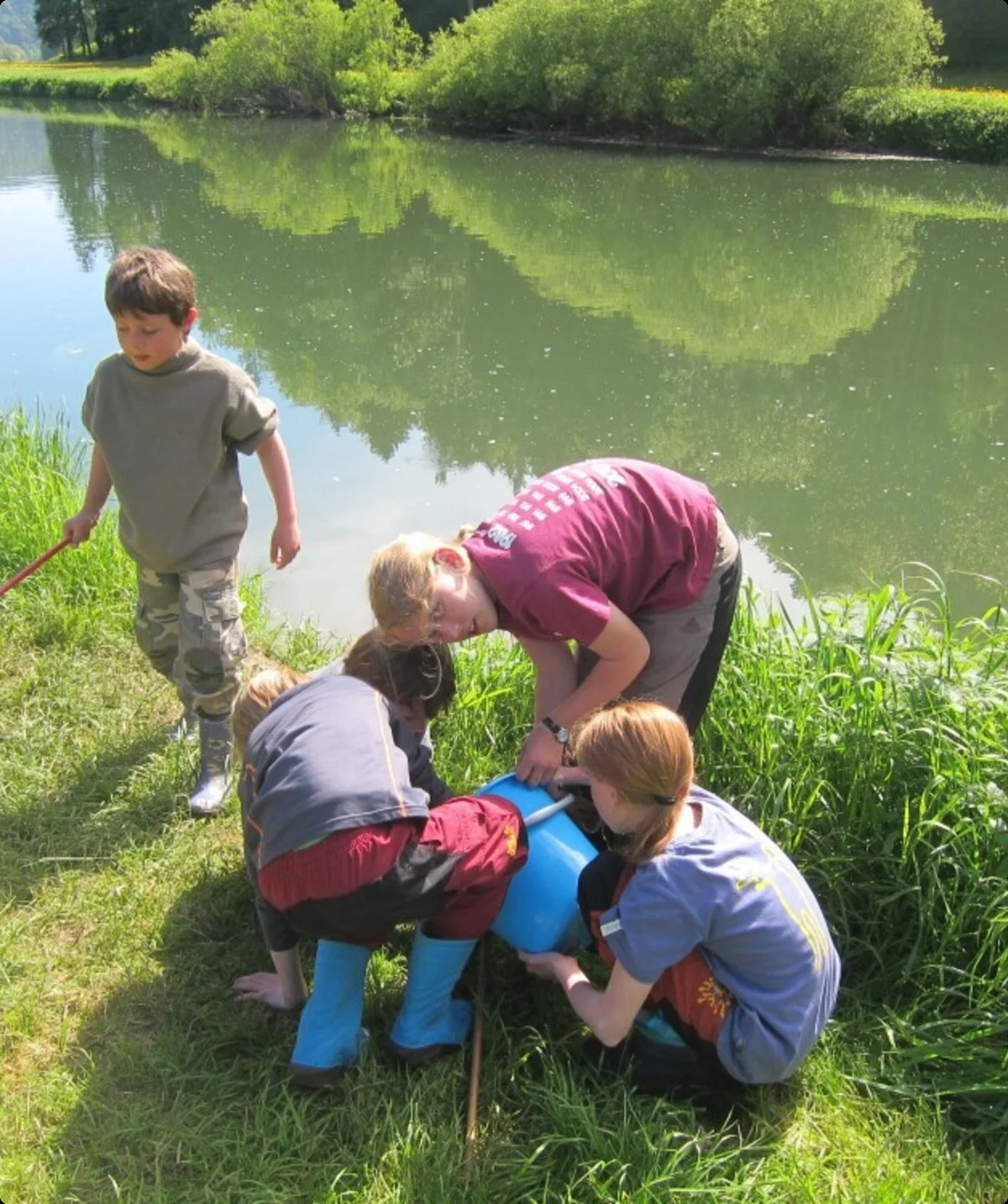 fünf Kinder mit Keschern und Eimer an einem Flussufer | © DAV Heilbronn