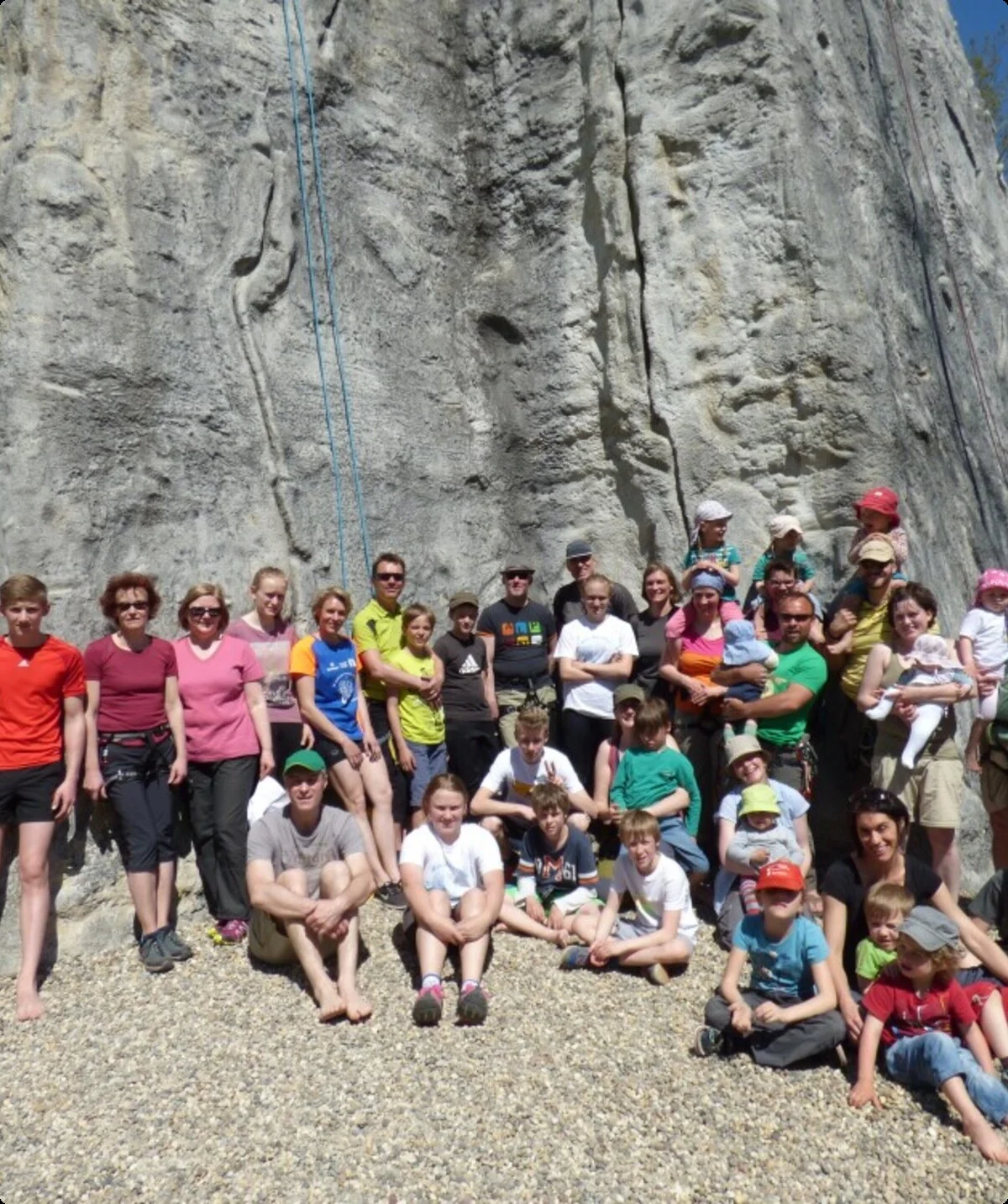 Gruppenbild der Familiengruppe an einem Kletterturm | © DAV Heilbronn