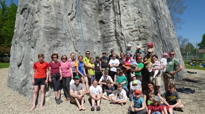 Gruppenbild der Familiengruppe an einem Kletterturm | © DAV Heilbronn