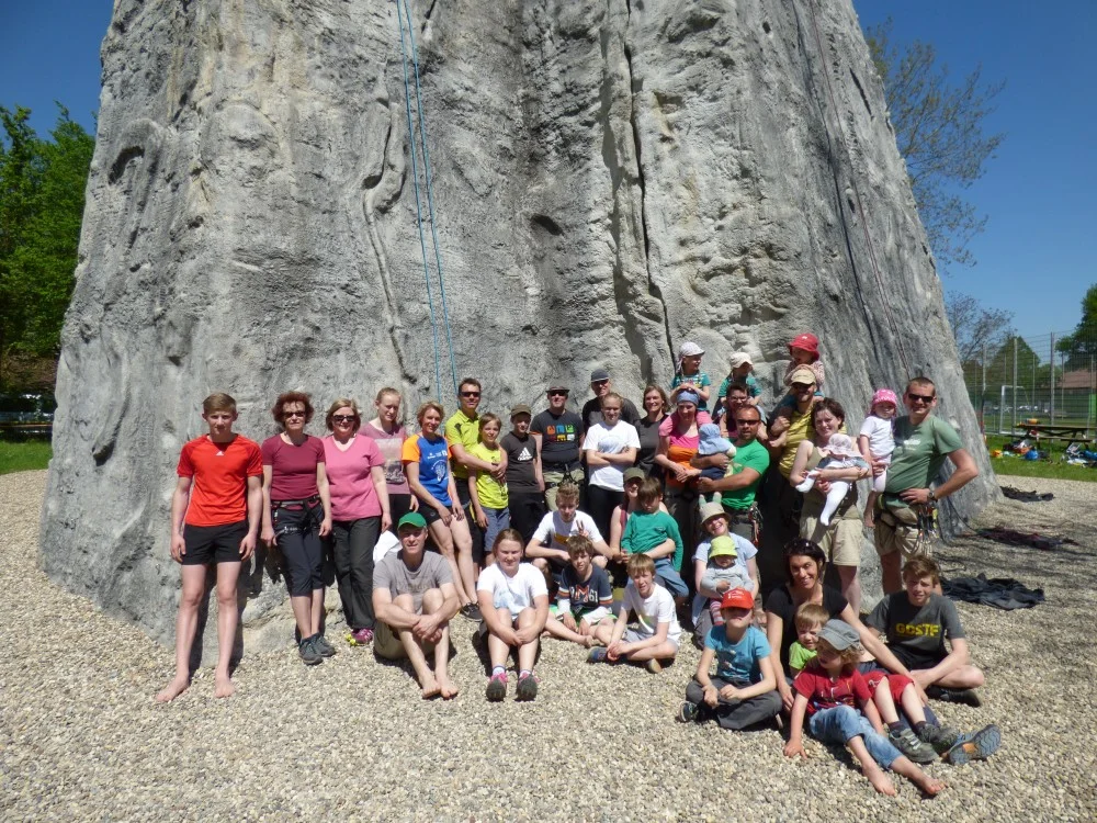 Gruppenbild der Familiengruppe an einem Kletterturm | © DAV Heilbronn