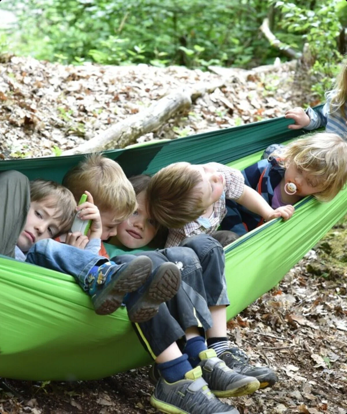 sieben Kinder, die sich in eine Hängematte quetschen | © DAV Heilbronn