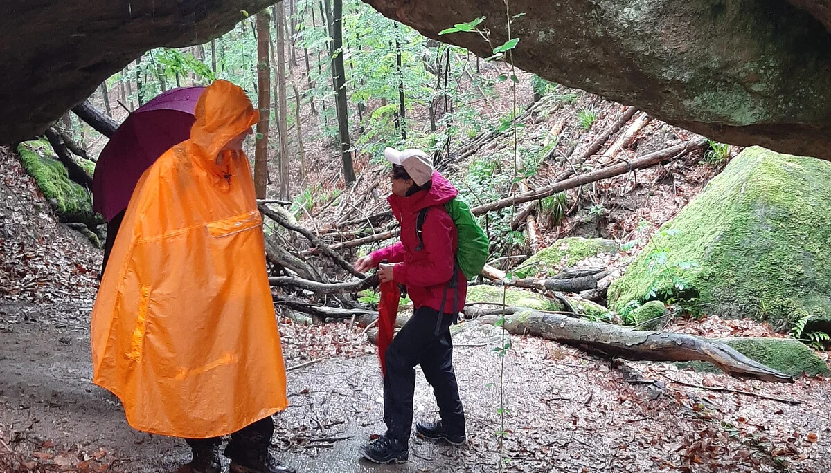 drei Frauen stehen unter einem Felsvorsprung im Wald | © DAV Heilbronn