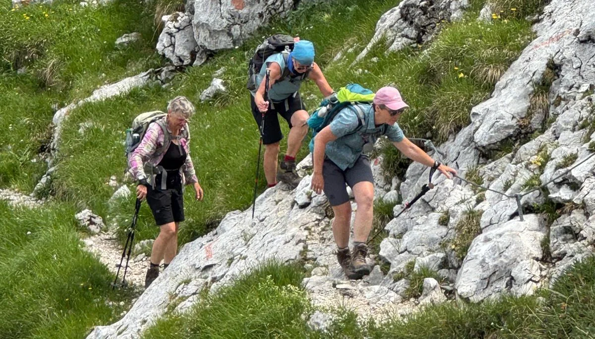 Drei Frauen der Frauenwandergruppe in den Bergen beim Auftstieg | © DAV Heilbronn