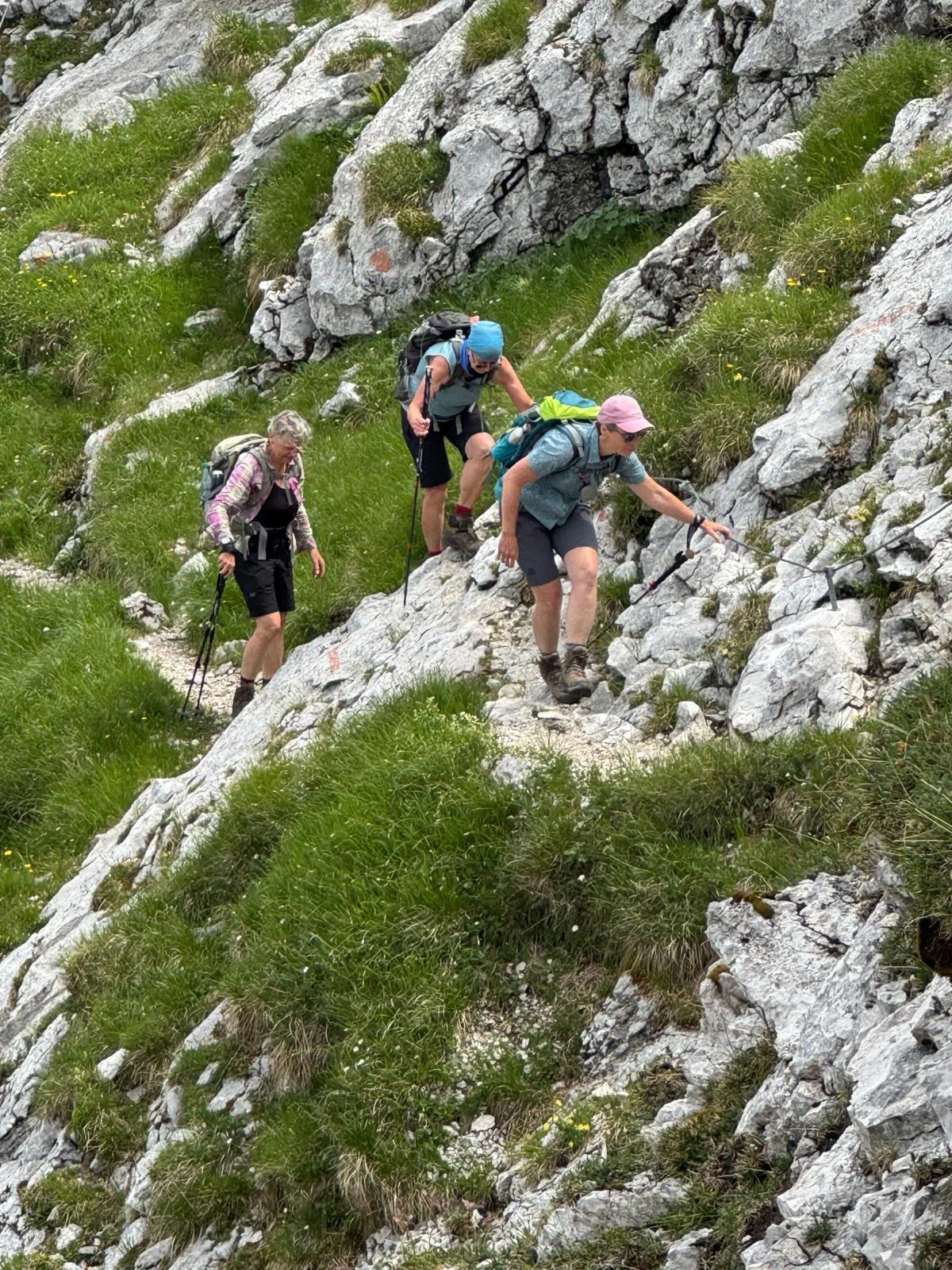 Drei Frauen der Frauenwandergruppe in den Bergen beim Auftstieg | © DAV Heilbronn