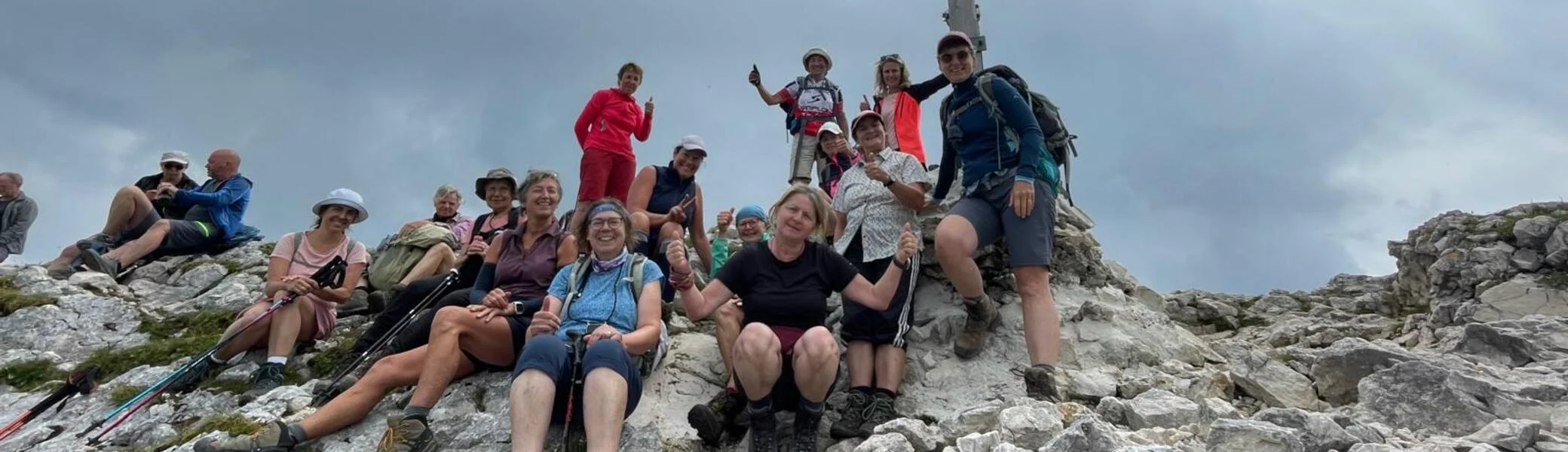 Gruppenfoto der Frauenwandergruppe auf dem Gipfel in den Bergen | © DAV Heilbronn