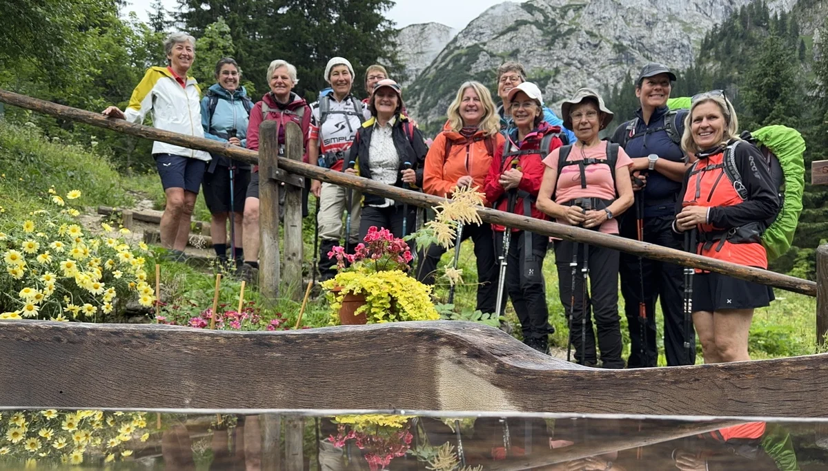Gruppenfoto der Frauenwandergruppe in den Bergen | © DAV Heilbronn