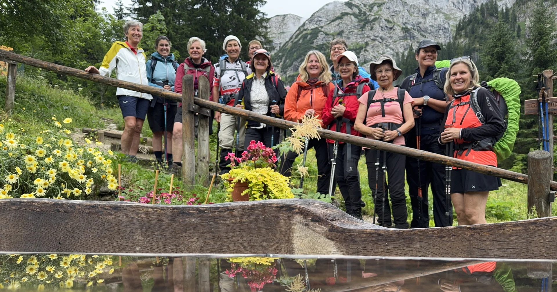 Gruppenfoto der Frauenwandergruppe in den Bergen | © DAV Heilbronn