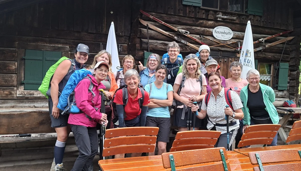 Gruppenfoto der Frauenwandergruppe vor der Hütte in den Bergen | © DAV Heilbronn