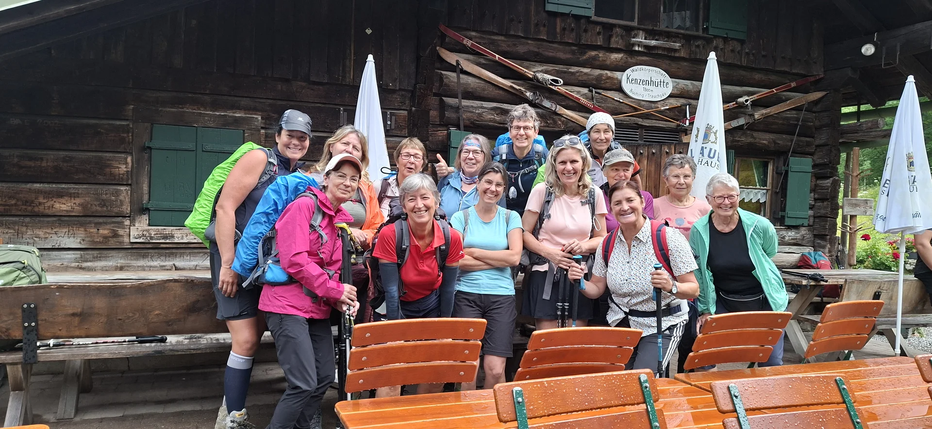 Gruppenfoto der Frauenwandergruppe vor der Hütte in den Bergen | © DAV Heilbronn