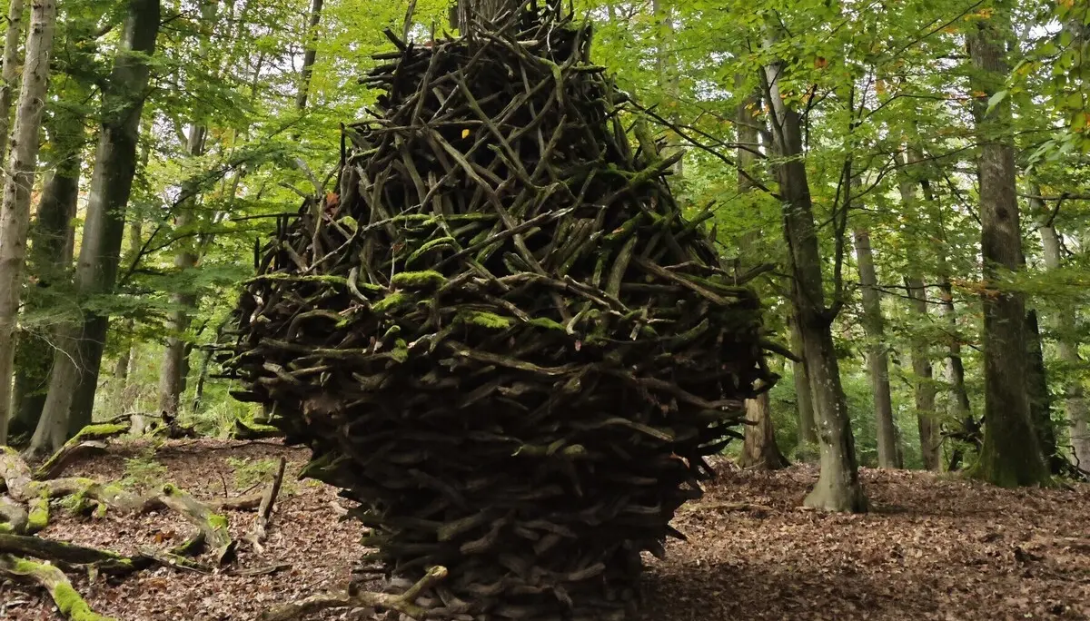 Monatswanderung auf den Reisberg Holzskulptur in Ei-Form aus Zweigen um einen Baum | © DAV Heilbronn