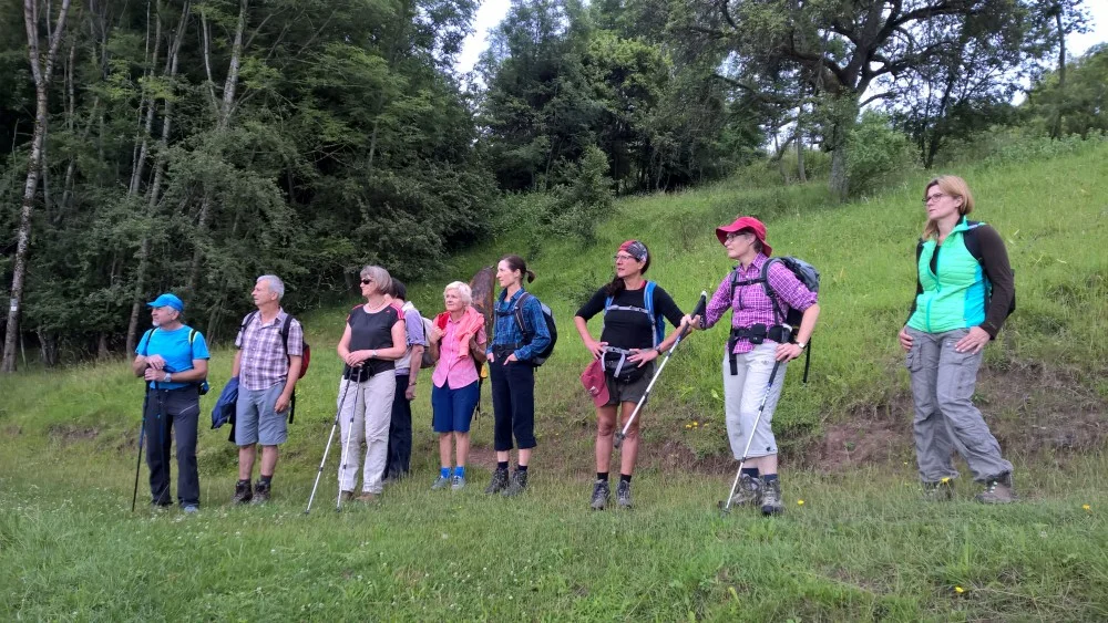 Wandergruppe blickt auf einem Grashügel in die Ferne | © DAV Heilbronn