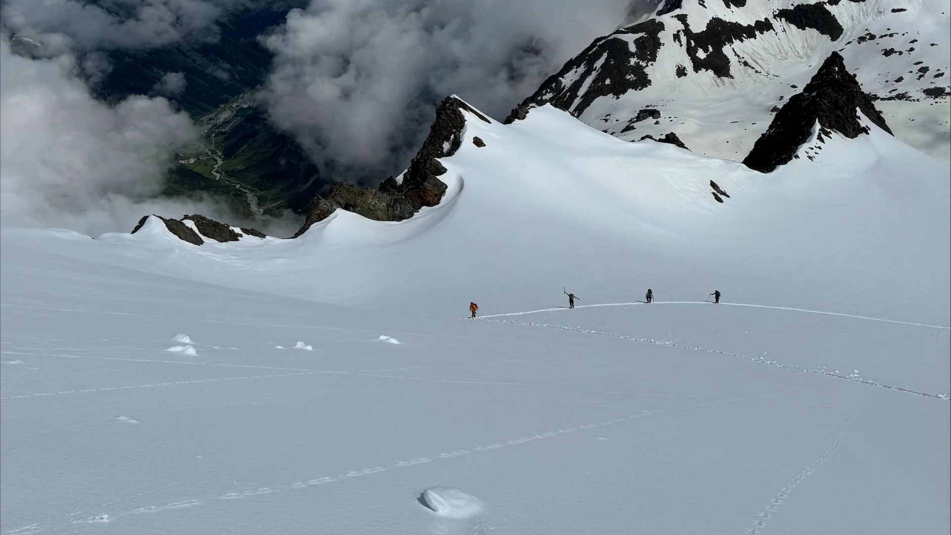 in weiter Ferne mehrere Personen in einem Schneefeld vor einem Bergpanorama | © DAV Heilbronn Touren I Hochtourengruppe I DAV Heilbronn | © DAV Heilbronn
