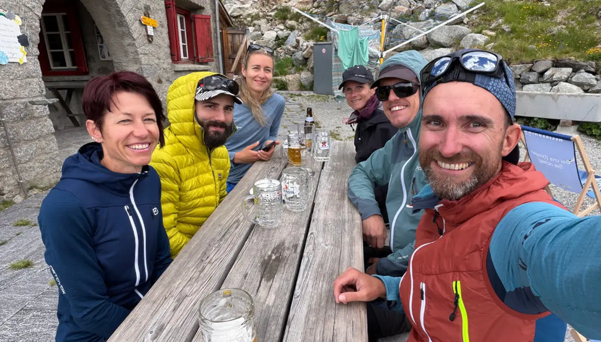 Hochtourengruppe nach dem Wandern am Tisch sitzend | © DAV Heilbronn