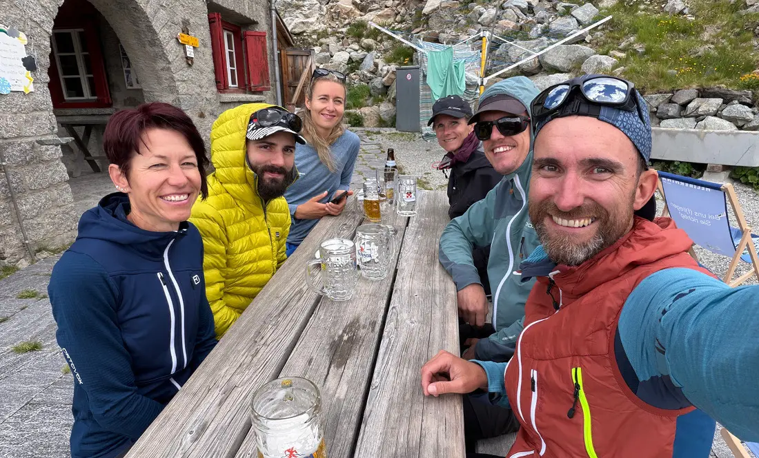 Hochtourengruppe nach dem Wandern am Tisch sitzend | © DAV Heilbronn