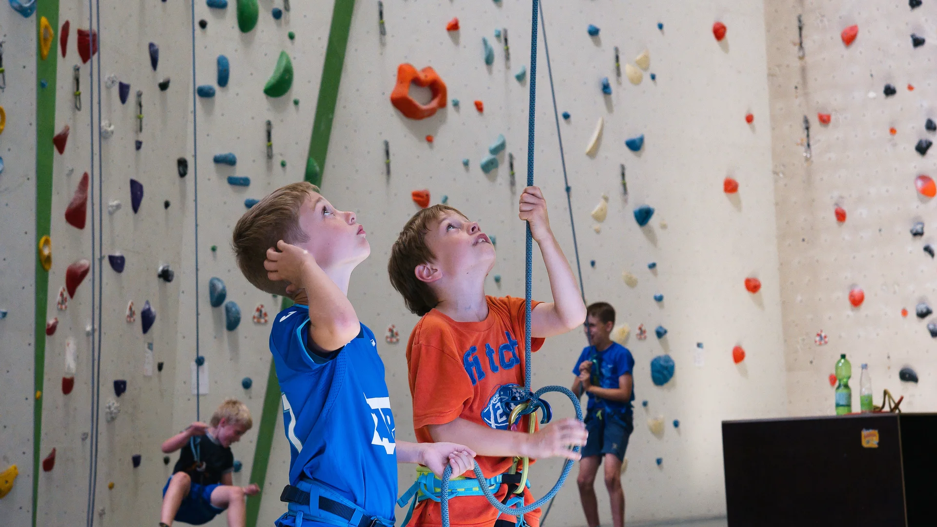 zwei Kinder sichern beim Seilklettern | © JDAV DAV Heilbronn | © JDAV