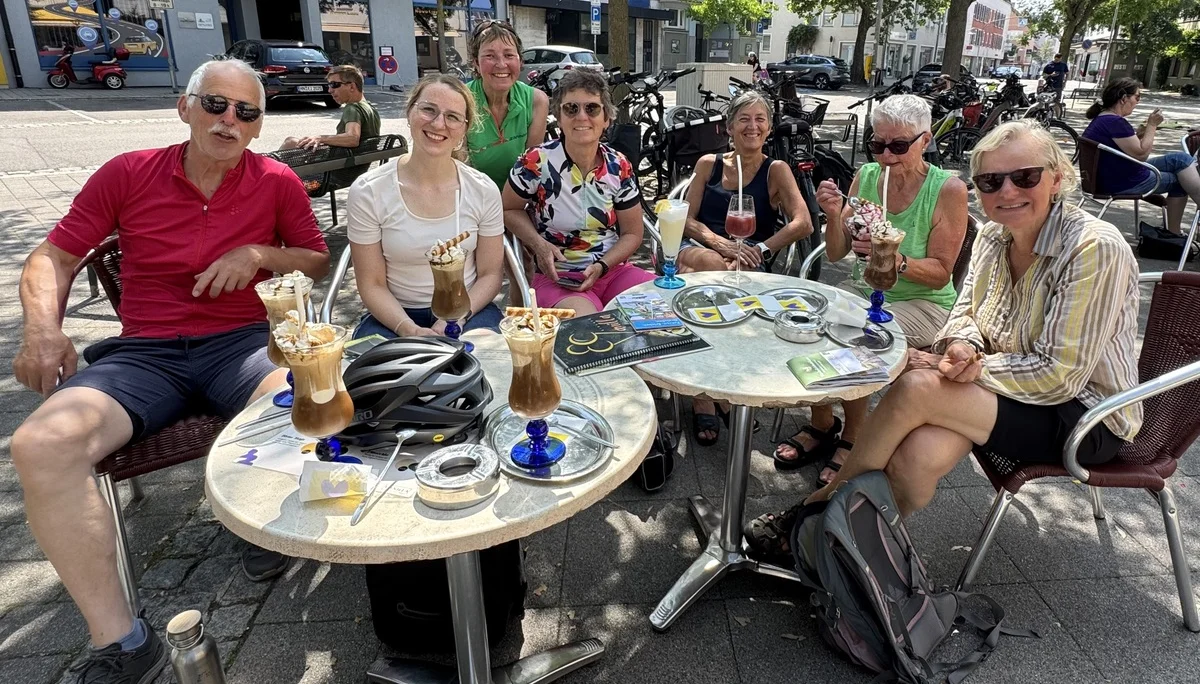 Radler*innen im Eiscafe bei der Auftakttour zum Stadtradeln 2025 | © DAV Heilbronn