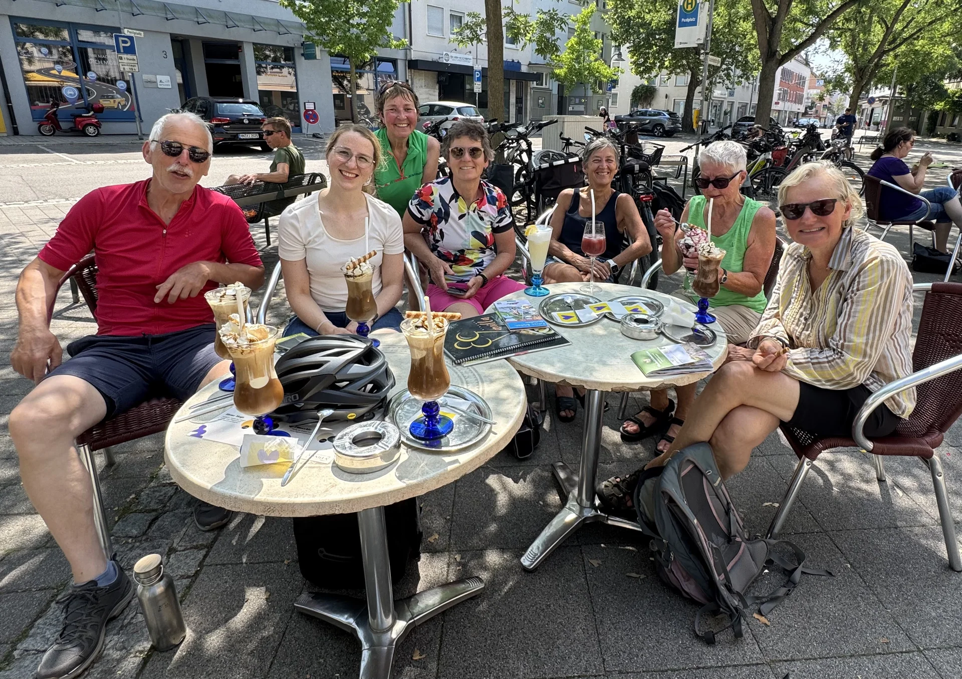 Radler*innen im Eiscafe bei der Auftakttour zum Stadtradeln 2025 | © DAV Heilbronn