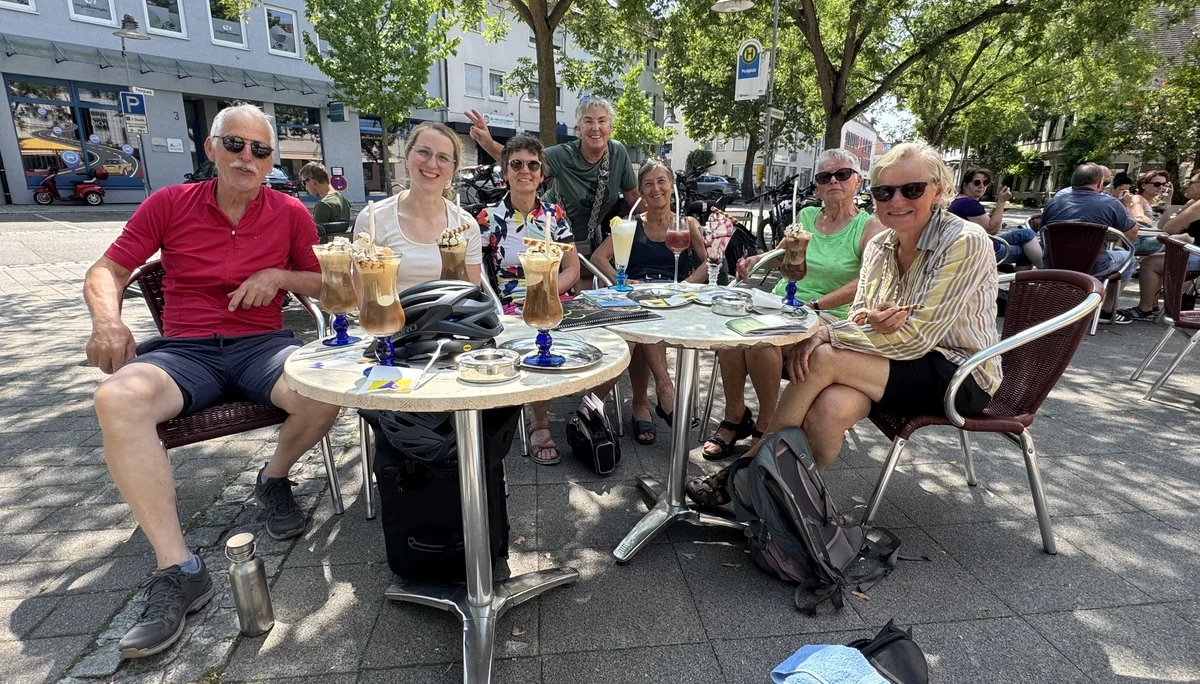 Radler*innen im Eiscafe bei der Auftakttour zum Stadtradeln 2025 | © DAV Heilbronn
