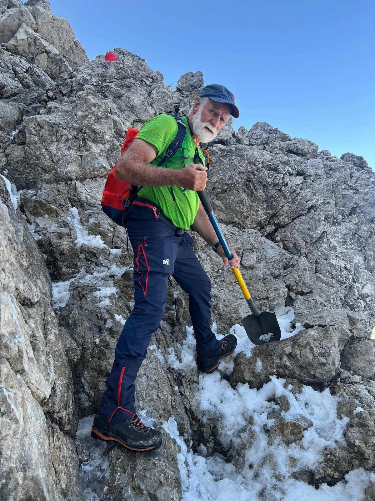 Rolf Meier räumt den Heilbronner Weg zum Saisonstart 2025 | © DAV Heilbronn