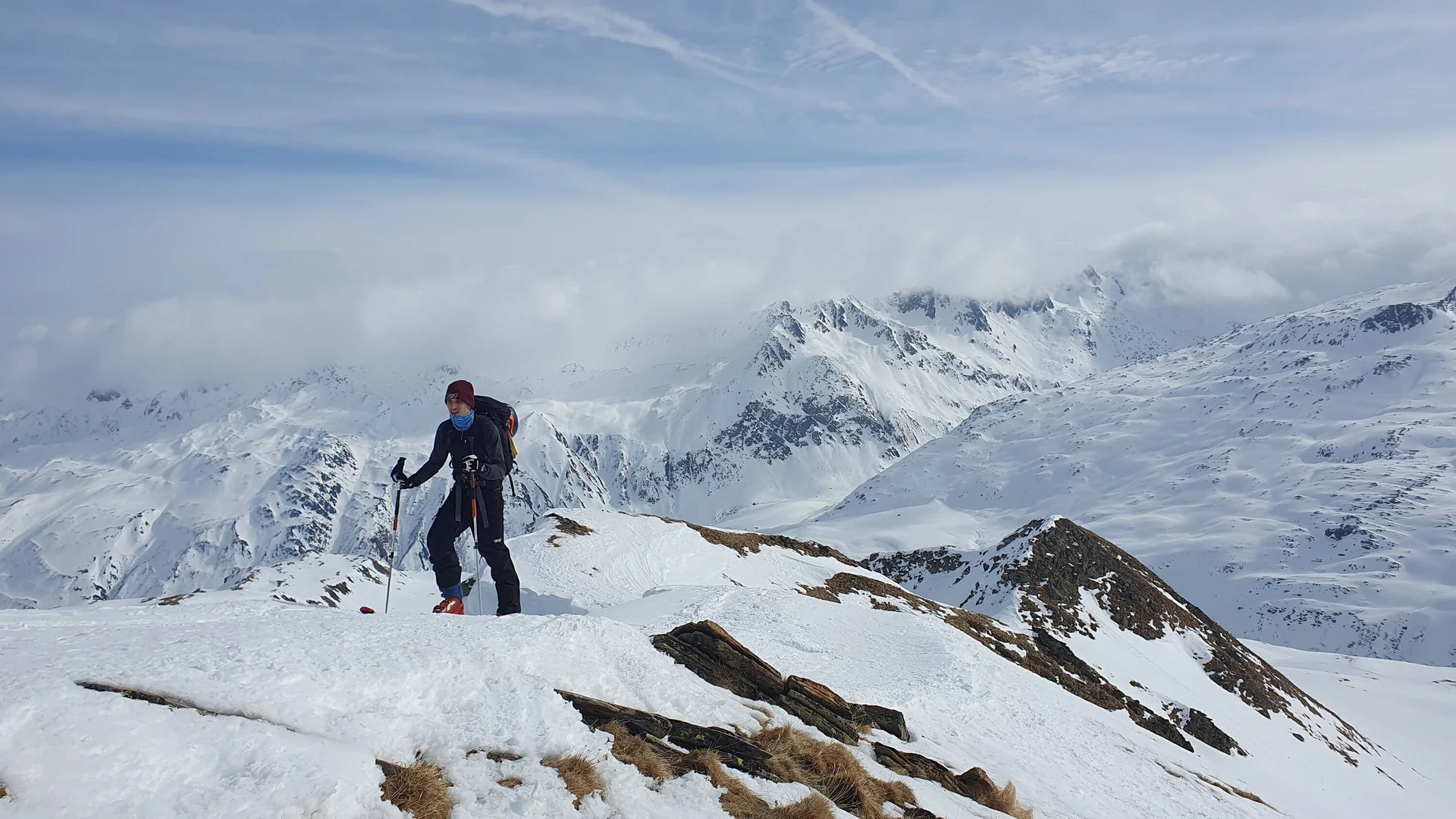 Skitour Andermatt / Skitourengeher in den Bergen auf Schneegipfel mit Berg-Panorama und Schneelandschaft | © DAV Heilbronn