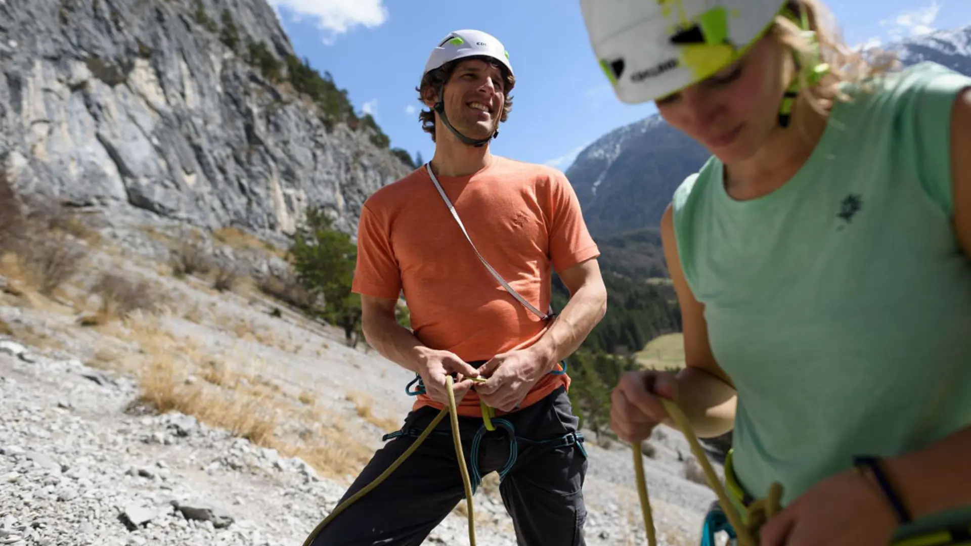 Mann und Frau beim Outdoor klettern | © DAV / Wolfgang Ehn