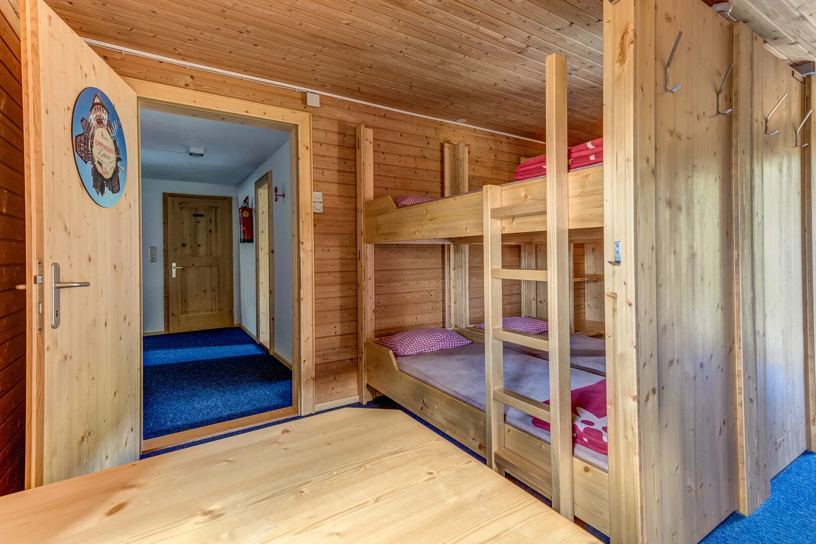 Schlafstube mit Holztisch und Stockbett | © DAV Heilbronn