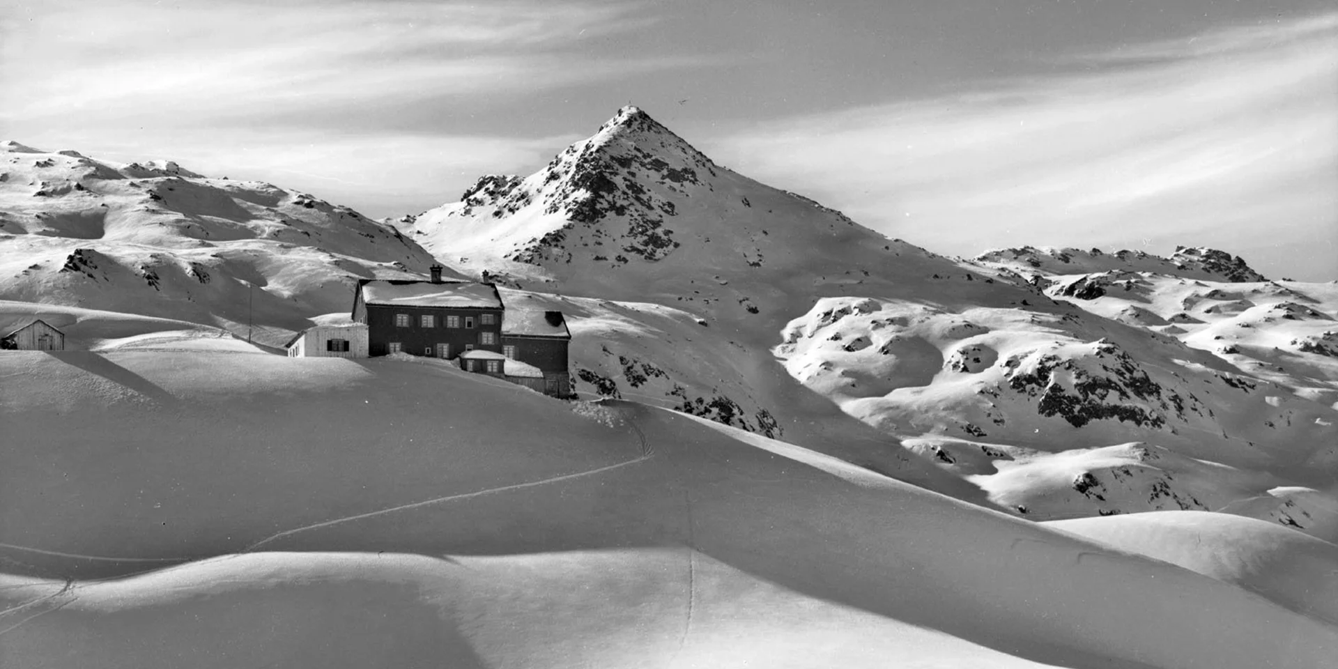 alte Heilbronner Hütte umgeben von Schnee in schwarz-weiß | © Risch-Lau DAV Heilbronn Neue Heilbronner Hütte | © Risch-Lau