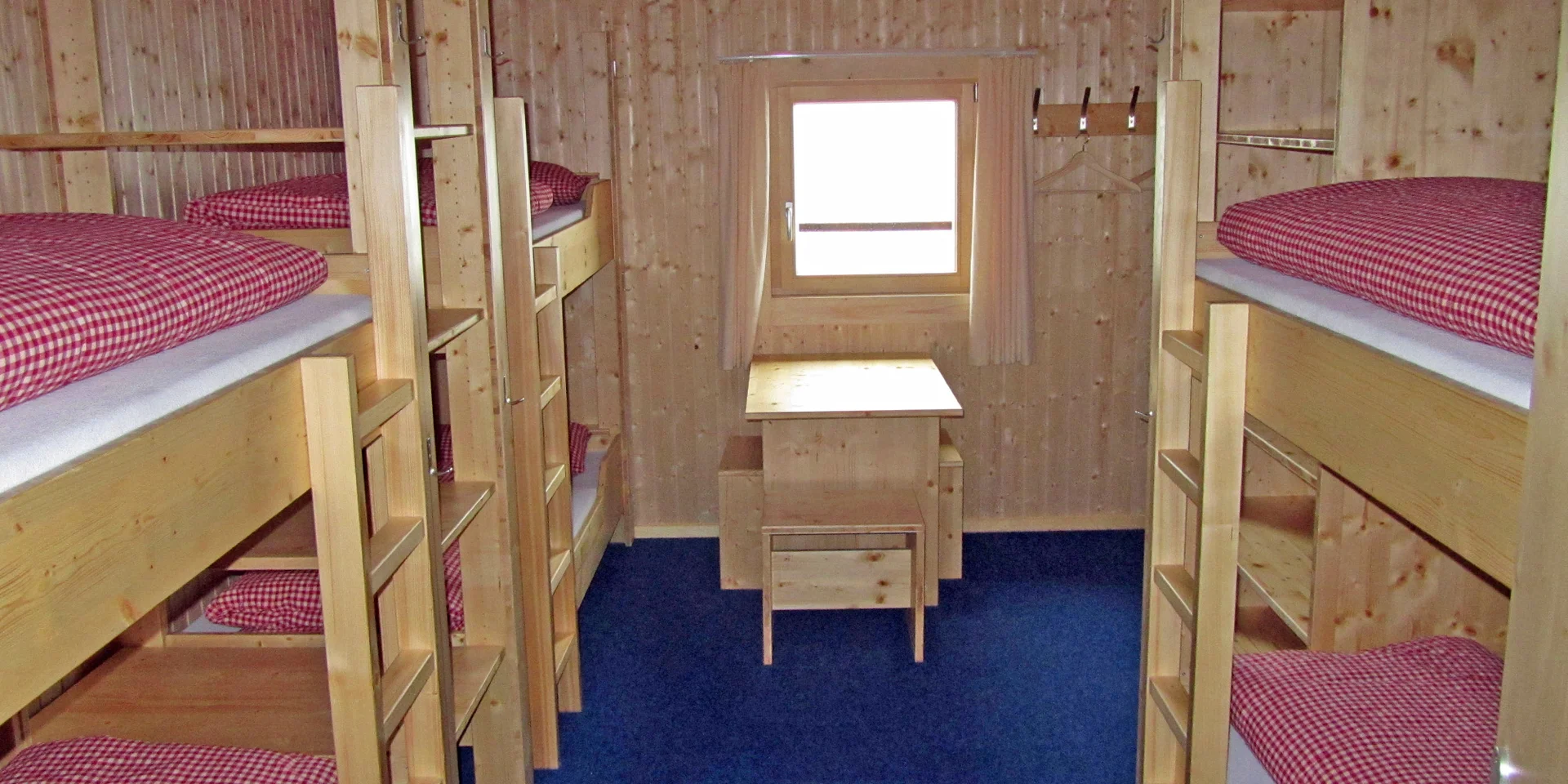 Schlafstube in der Heilbronner Hütte mit drei Stockbetten | © davheilbronn DAV Heilbronn Neue Heilbronner Hütte | © davheilbronn