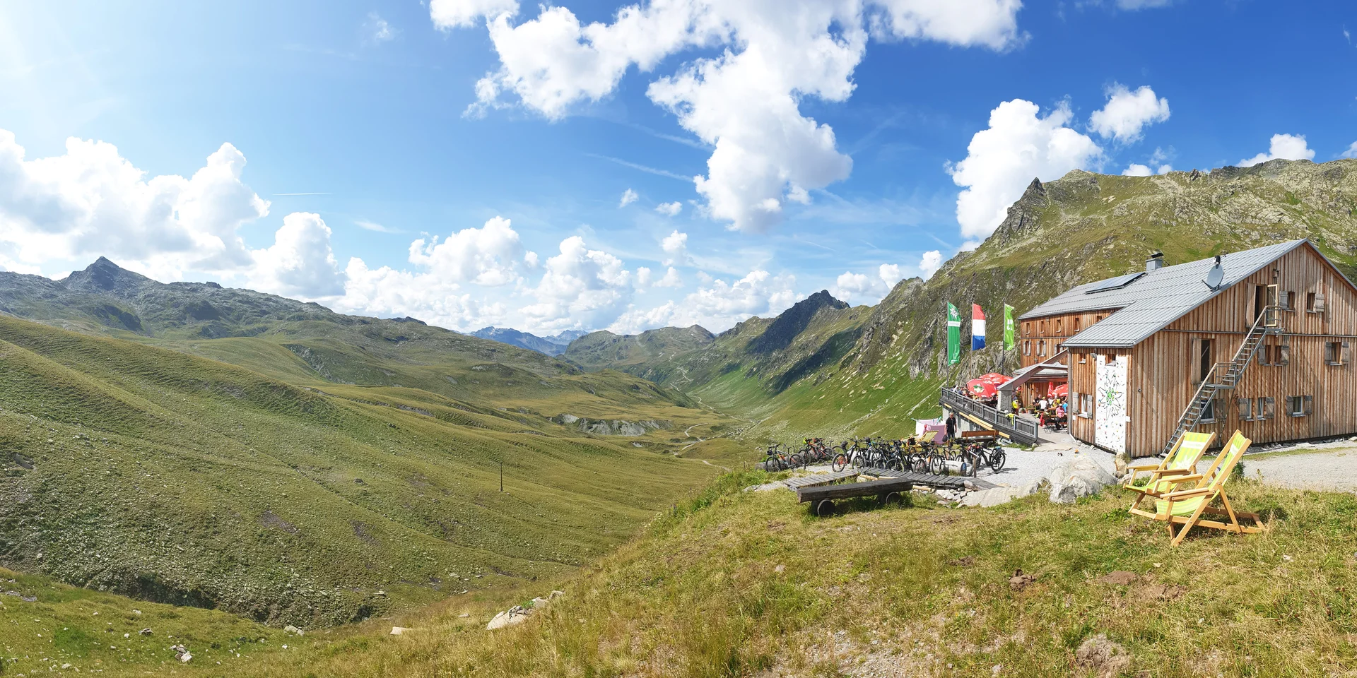 Blick auf die Neue Heilbronner Hütte vor einem Bergpanorama | © davheilbronn DAV Heilbronn Neue Heilbronner Hütte | © davheilbronn