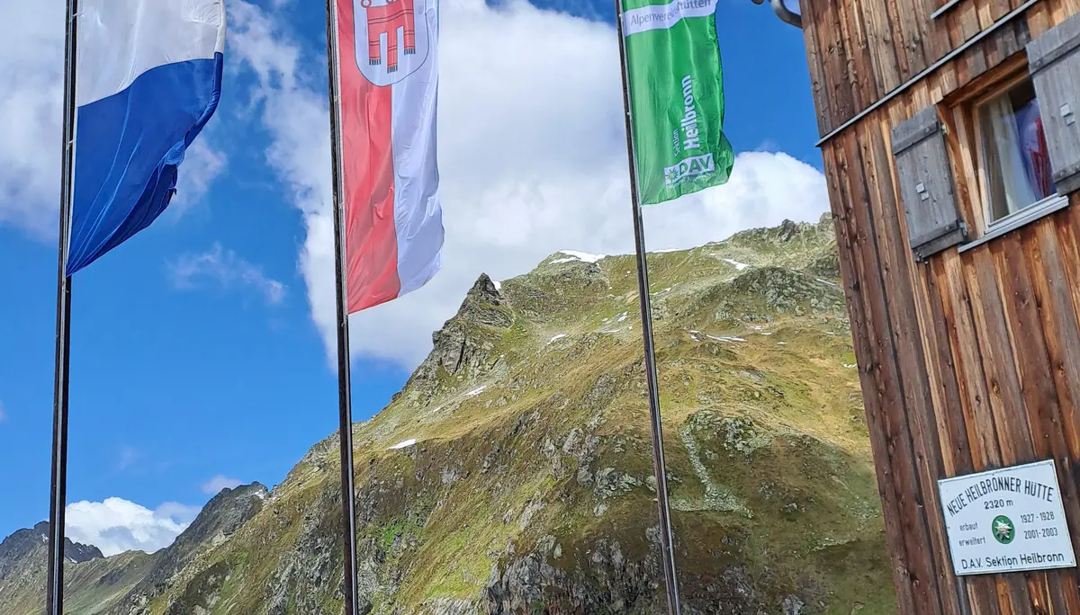Außenansicht mit Flaggen an der Neuen Heilbronner Huette | © DAV Heilbronn