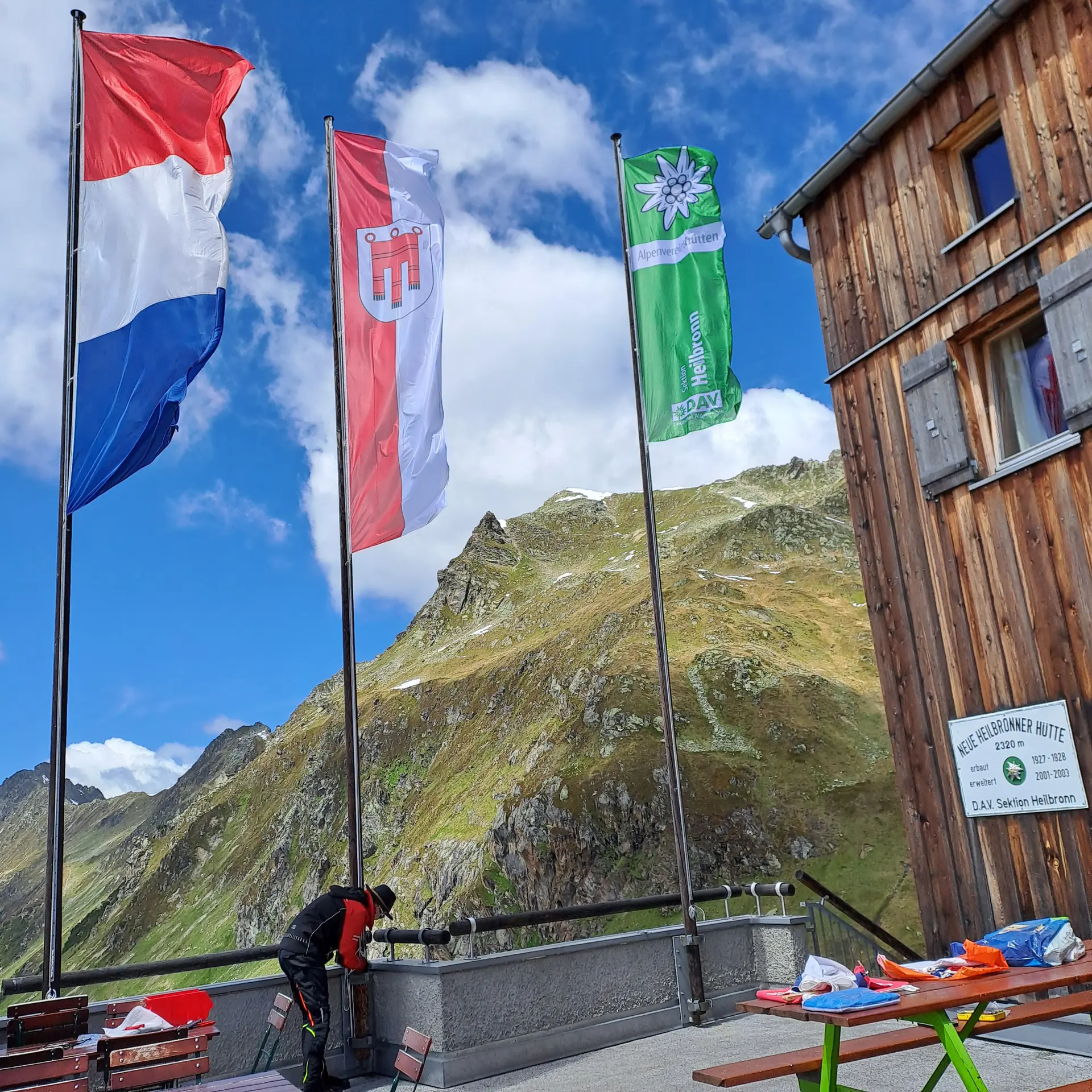Außenansicht mit Flaggen an der Neuen Heilbronner Huette | © DAV Heilbronn