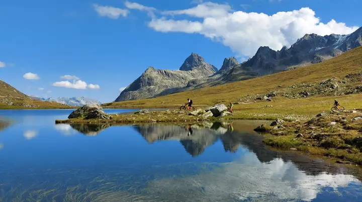 Gruppe von Mountainbikern an der Neuen Heilbronner Huette  | © DAV Heilbronn
