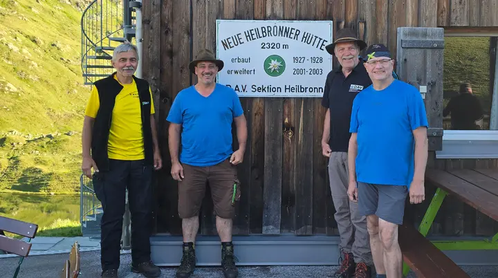 Gruppe von 4 Männern vor der Neuen Heilbronner Hütte | © DAV Heilbronn