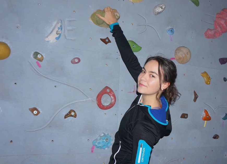 DAV Heilbronn Team | © DAV Heilbronn junge Frau mit braunen Haaren vor einer Kletterwand | © DAV Heilbronn
