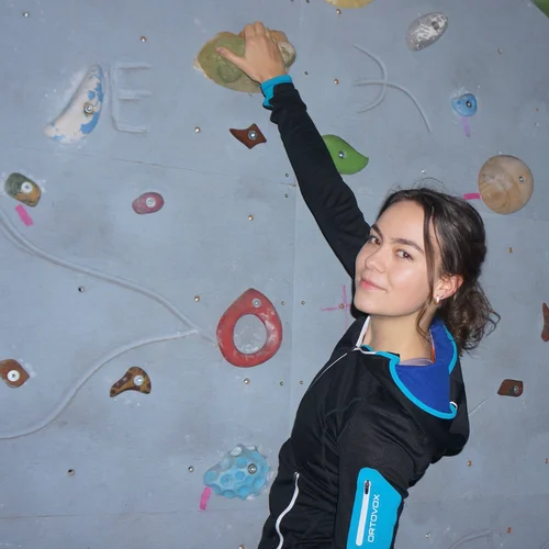 junge Frau mit braunen Haaren vor einer Kletterwand | © DAV Heilbronn