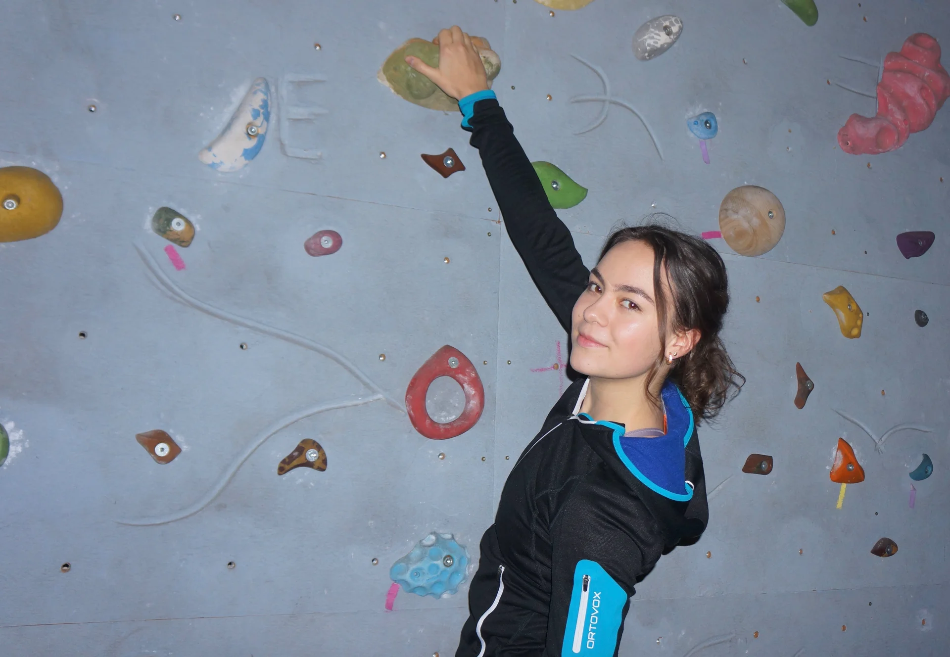 junge Frau mit braunen Haaren vor einer Kletterwand | © DAV Heilbronn