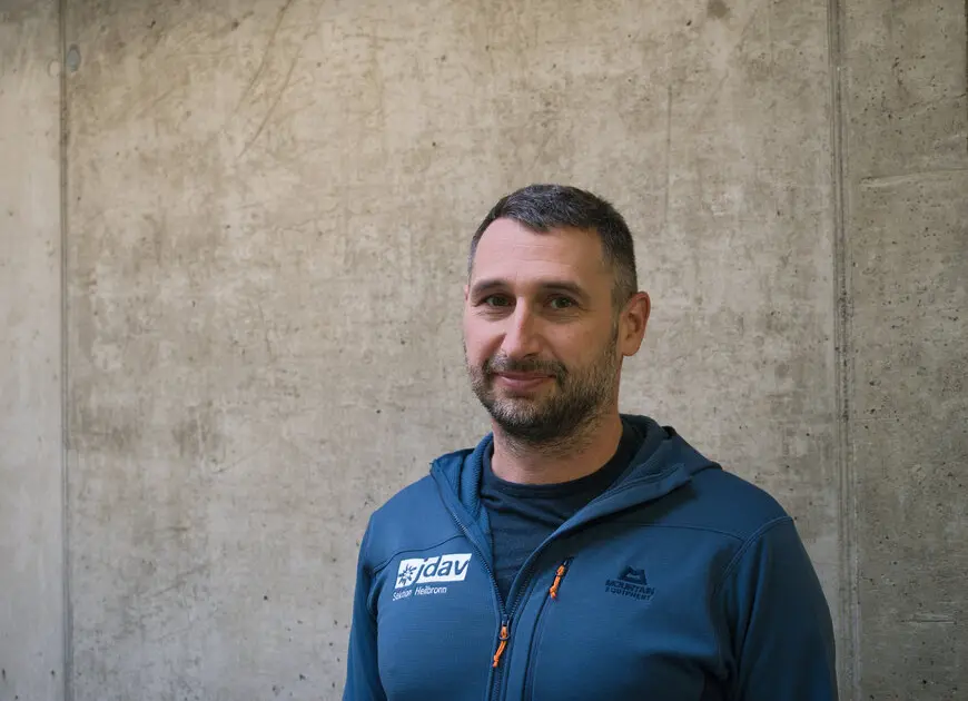 Mann mit kurzem Bart und kurzen dunklen Haaren in einer blauen JDAV-Jacke | © DAV Heilbronn