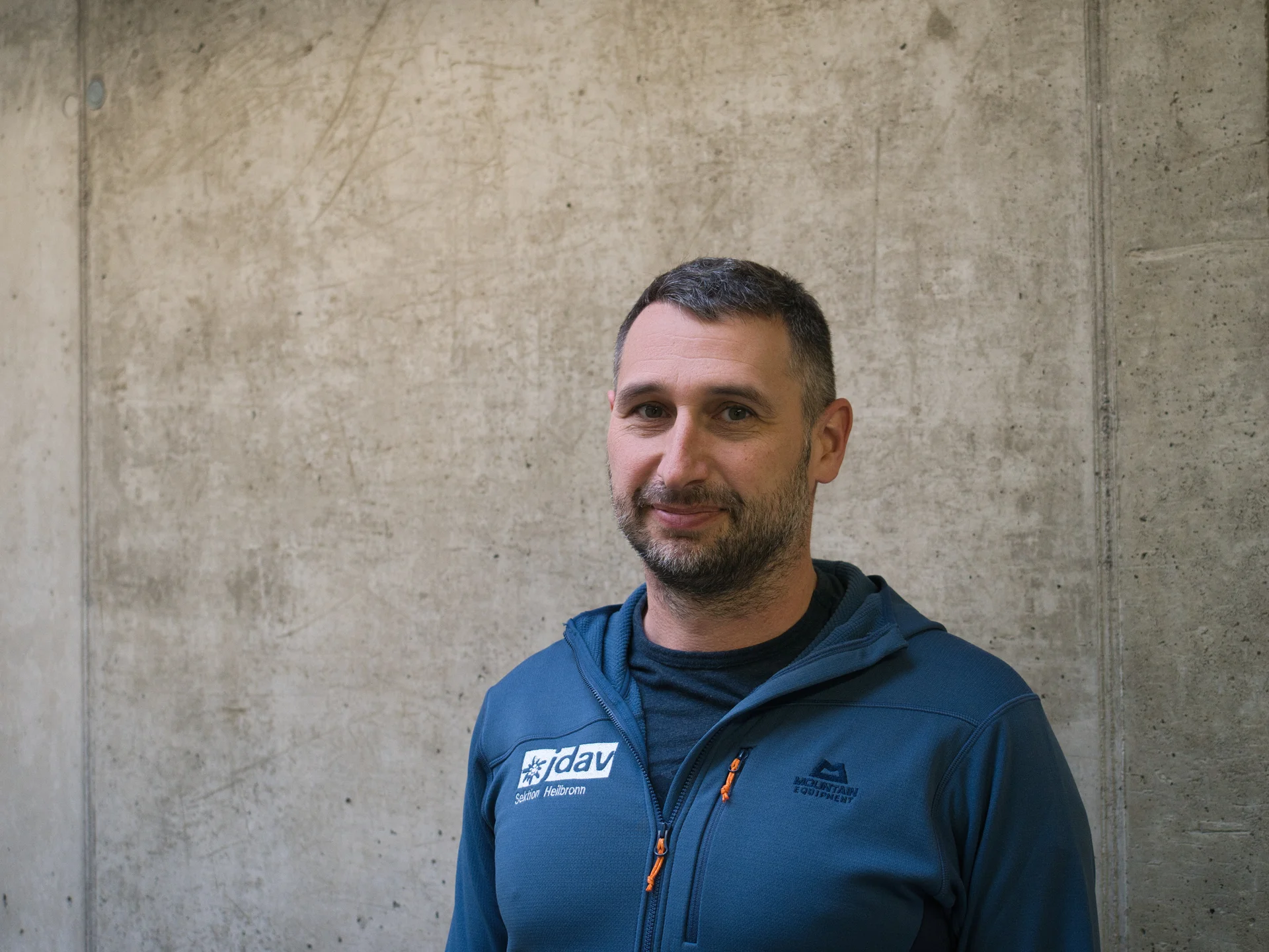 Mann mit kurzem Bart und kurzen dunklen Haaren in einer blauen JDAV-Jacke | © DAV Heilbronn