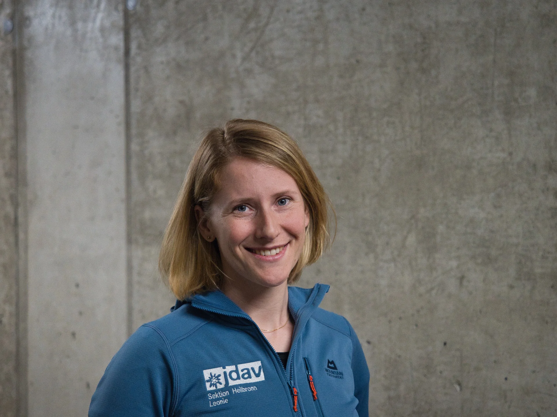 lächelnde blonde Frau in einer blauen JDAV-Jacke | © DAV Heilbronn