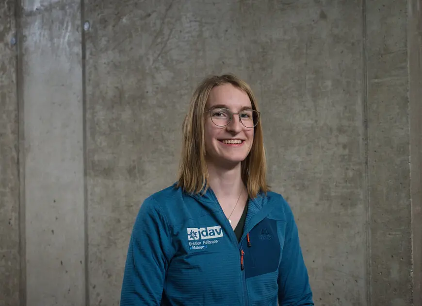 lächelnde blonde Frau mit Brille in einer blauen JDAV-Jacke | © DAV Heilbronn