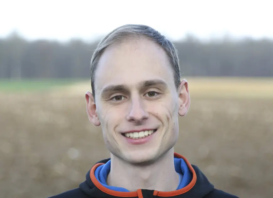 lächelnder junger Mann mit kurzen, blonden Haaren in einer schwarzen Jacke | © DAV Heilbronn